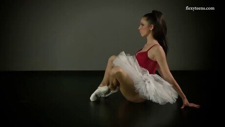 beautiful ballerina petino gore shows the pussy under her ballet skirt