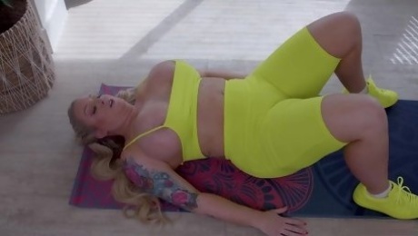 Curvy cougar Holly Wood fucks her stepson after yoga - MYLFDOM