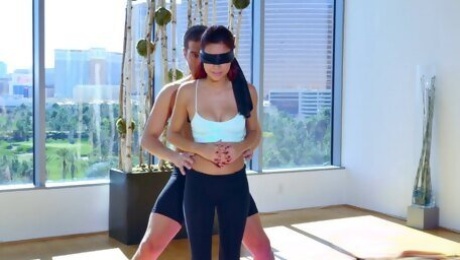 Sexy Jade Jantzen getting a threesome treatment after the workout