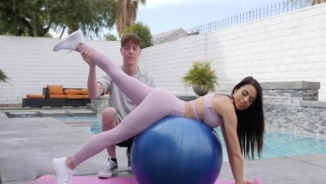 Sporty hot lady with nice ass Eva Long wanna be fucked on the fit ball