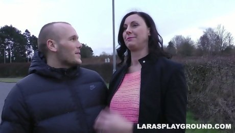 Lewd British nympho Lara Latex wanna repay for cunnilingus with a blowjob