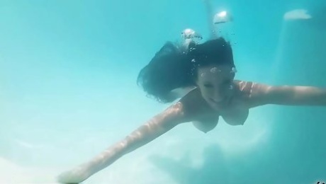 Brunette Cougar Sofie Marie Gets Fucked Hard Underwater