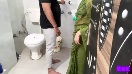 Plumber Ne kaha Bhabhi Apki jaisi Aurat ka to mai Pura Paani Pee jaau agar saath do