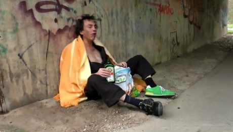 Obdachlos die geile MILF gebumst und Natursekt