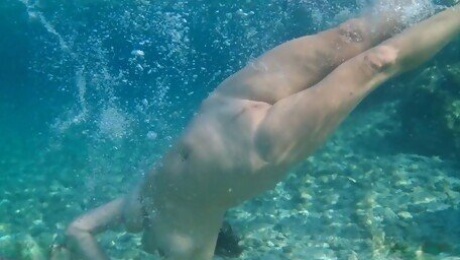 Hot Stepmom Swimming Naked Underwater on Vacation