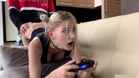 Stepsister Gets A Creampie And Facial While Playing The Game