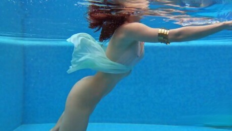 Hottest Underwater Swimming Babe Lizi Vogue